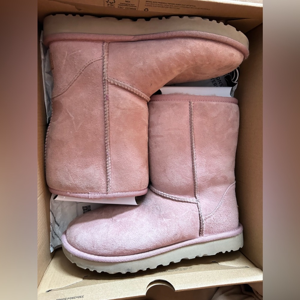 UGG CLASSIC SHORT BOOTS WOMEN size 7